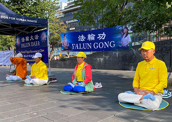 Image for article Helsinki, Finlandia: Le persone vengono a conoscenza della persecuzione del Falun Gong durante una giornata informativa