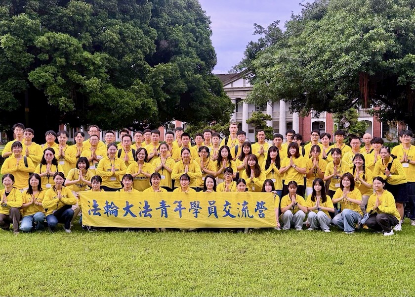 Image for article Tainan, Taiwan: giovani praticanti si incoraggiano a vicenda durante il campo estivo