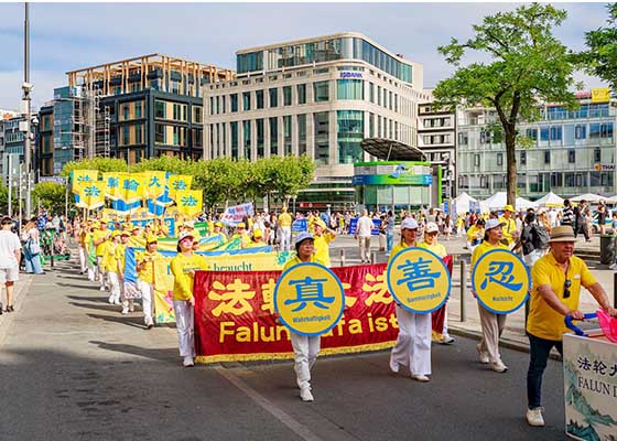 Image for article Germania: La gente manifesta solidarietà per la Falun Dafa durante le sfilate a Francoforte