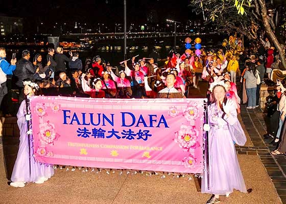 Image for article Brisbane, Australia: La Falun Dafa accolta alla Parata delle Lanterne Luminose