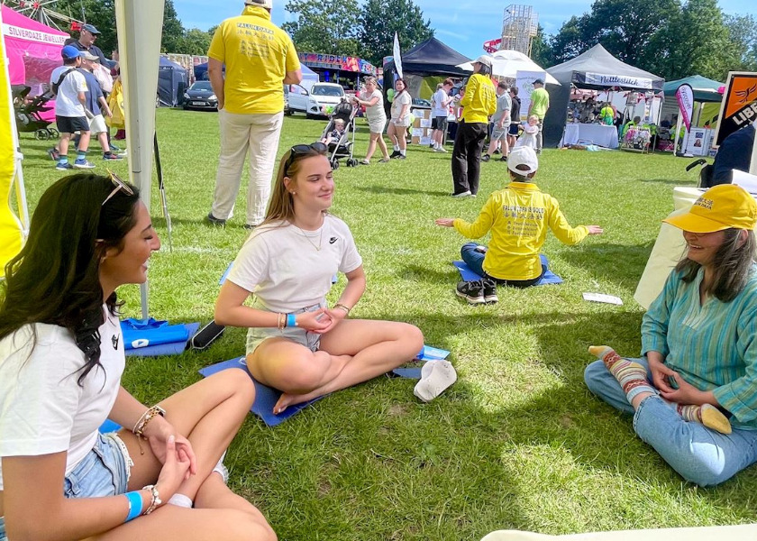 Image for article Surrey, Regno Unito: Le persone imparano gli esercizi della Falun Dafa durante la Giornata del Villaggio