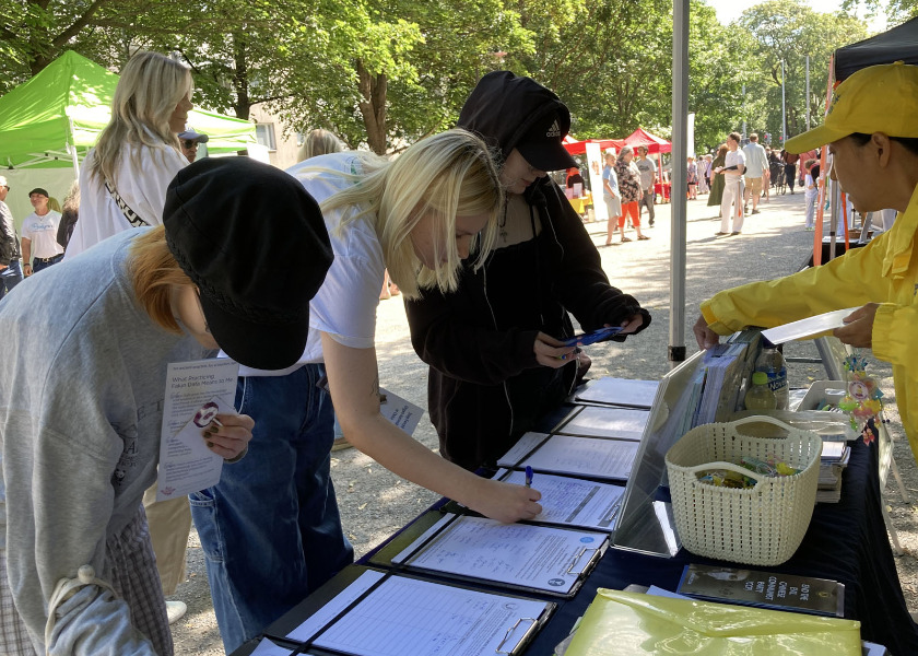 Image for article Finlandia: I partecipanti al festival firmano una petizione per porre fine alla persecuzione del Falun Gong