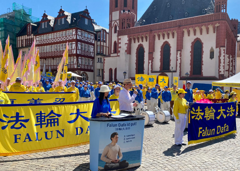 Image for article Francoforte: Il raduno e la marcia del Falun Gong per denunciare la persecuzione hanno ricevuto un generoso sostegno
