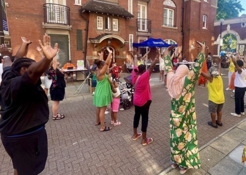 Image for article I residenti imparano la Falun Dafa durante la Giornata di divertimento comunitario tenutasi a Londra