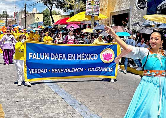 Image for article Messico: La gente accoglie con favore la Falun Dafa alla Parata delle Dalie di Huamantla