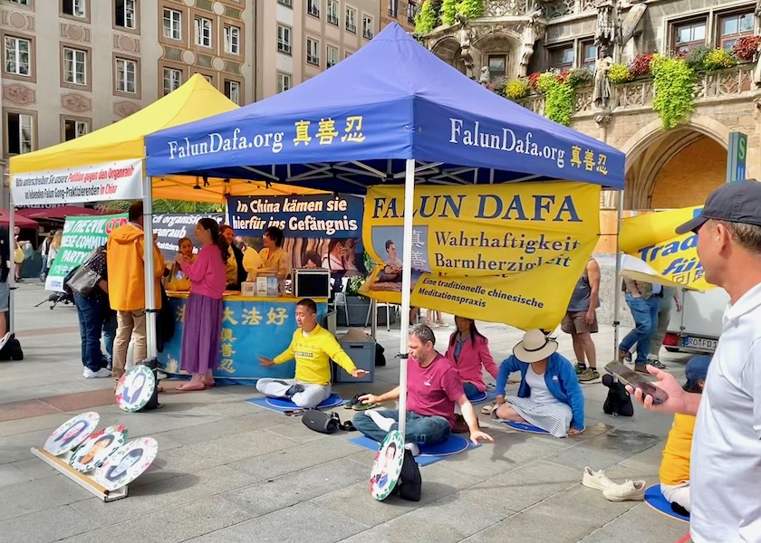 Image for article Germania: Durante un evento a Monaco di Baviera, la gente elogia il Falun Gong e condanna la persecuzione