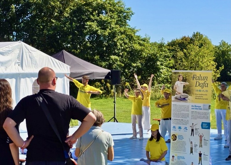 Image for article Germania: I residenti accolgono con favore la Falun Dafa al Festival dei cittadini di Hanau