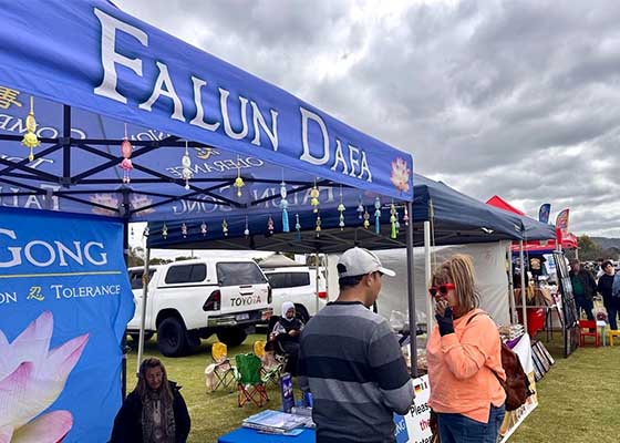 Image for article La gente elogia la Falun Dafa alla Fiera Agricola dell’Australia Occidentale