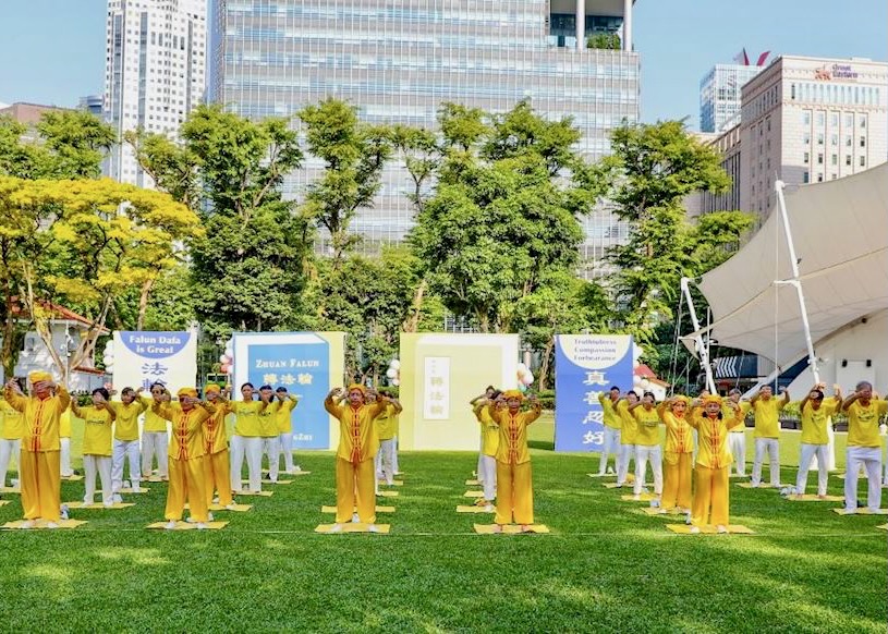 Image for article Singapore: Celebrazione della Festa di metà autunno e presentazione della Falun Dafa all’Hong Lim Park