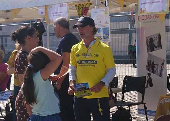 Image for article Parigi, Francia: I residenti scoprono la Falun Dafa durante gli incontri delle associazioni di quartiere