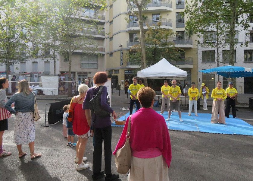 Image for article Parigi, Francia: Presentazione della Falun Dafa ai Forum delle associazioni di quartiere