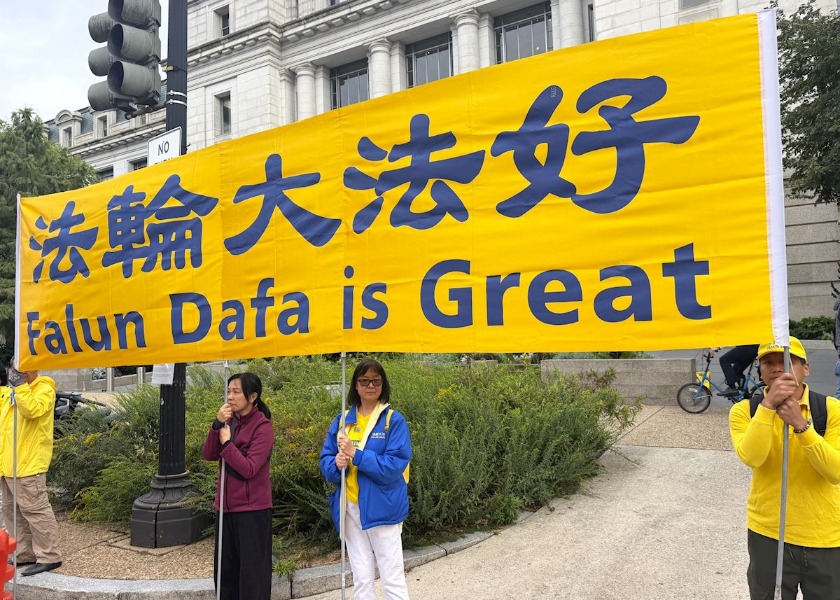 Image for article Washington DC: I praticanti del Falun Gong protestano durante la visita del leader cinese Xi Jinping