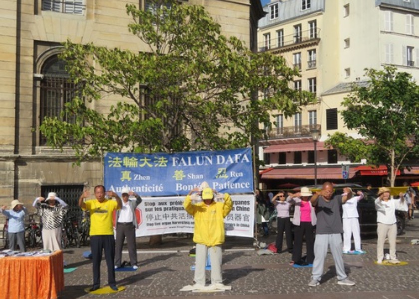 Image for article Durante eventi a Parigi, le persone hanno approfondito la conoscenza del Falun Gong e condannato la persecuzione