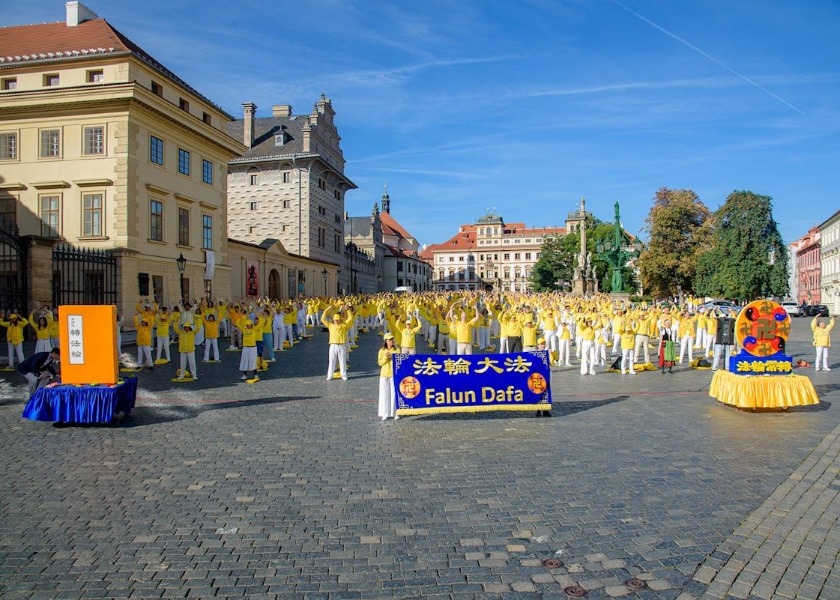Image for article I praticanti ricevono sostegno pubblico durante gli eventi a Praga