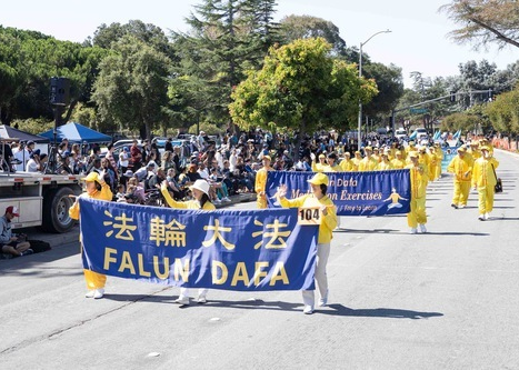 Image for article Gli spettatori di Newark, in California, apprezzano il Falun Gong durante la parata annuale