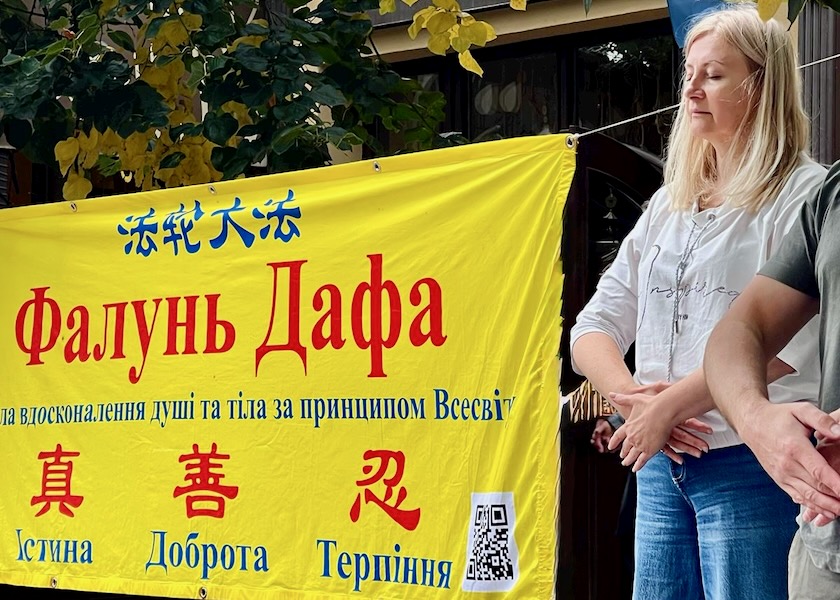 Image for article Ucraina: I praticanti presentano la Falun Dafa in occasione della “Giornata della Città” a Lutsk e Khmelnytskyi