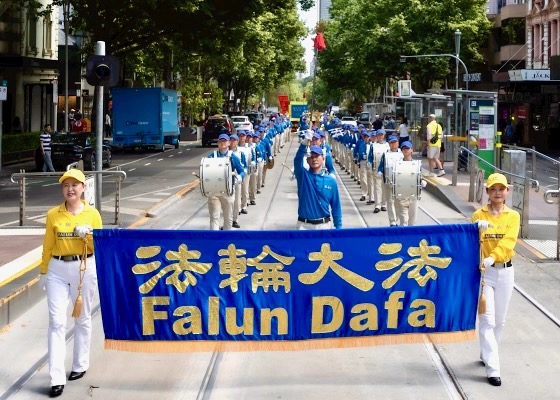 Image for article Australia: la gente scopre i principi guida della Falun Dafa durante una parata a Melbourne