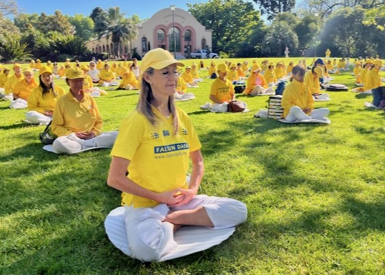 Image for article Australia: I praticanti della Falun Dafa si riuniscono per gli esercizi mattutini e condividono le loro storie di coltivazione