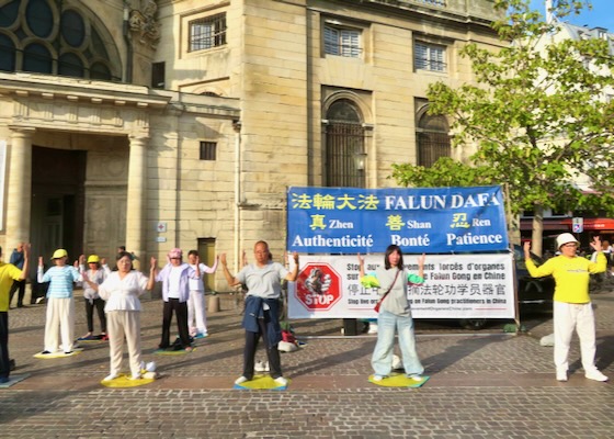 Image for article Parigi, Francia: La gente esprime il proprio sostegno alla Falun Dafa durante gli eventi a Belleville e a Châtelet
