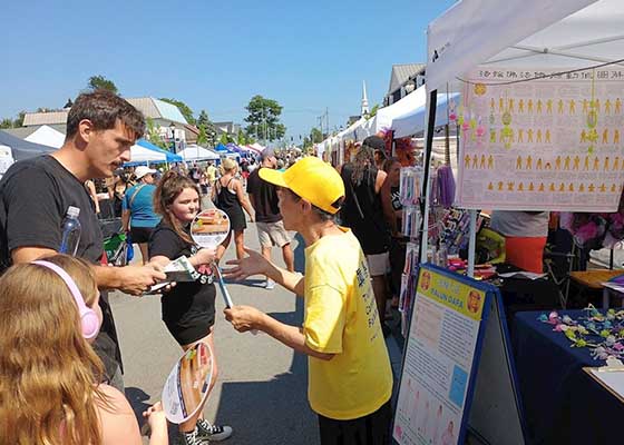 Image for article Kentucky, USA: I partecipanti al festival della comunità sostengono gli sforzi dei praticanti per porre fine alla persecuzione