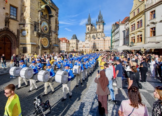 Image for article A Praga, la gente scopre il Falun Gong durante le parate dei praticanti