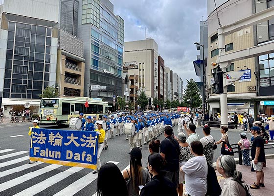 Image for article Giappone: La gente sostiene e incoraggia i praticanti durante gli eventi a Osaka e Kyoto