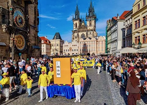 Image for article Praga: I turisti apprezzano le informazioni sulla Falun Dafa