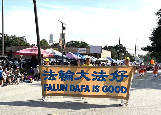 Image for article Texas, Stati Uniti: I praticanti della Falun Dafa accolti calorosamente alla parata della Fiera della contea di Fort Bend