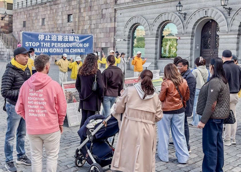 Image for article Svezia: I turisti cinesi a Stoccolma si esprimono a favore della Falun Dafa