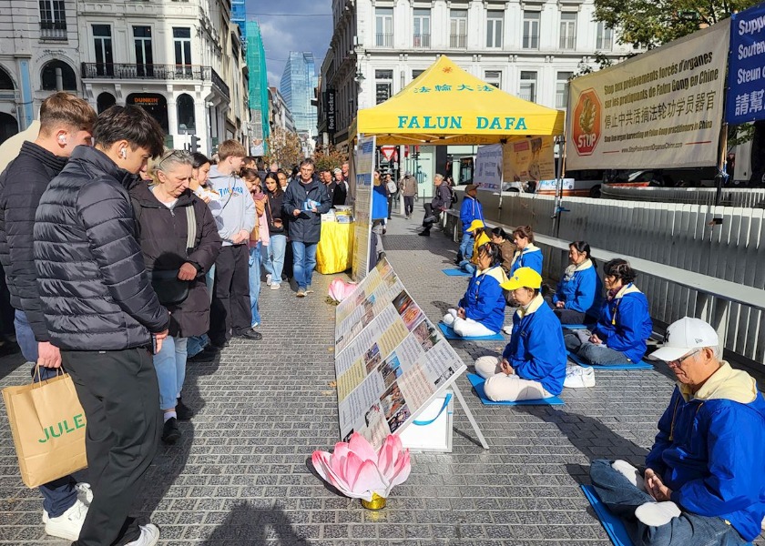 Image for article Bruxelles, Belgio: La gente condanna la persecuzione della Falun Dafa in occasione di un evento di sensibilizzazione