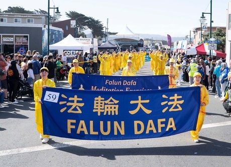 Image for article California: La gente elogia la Falun Dafa alla parata del Fog Fest