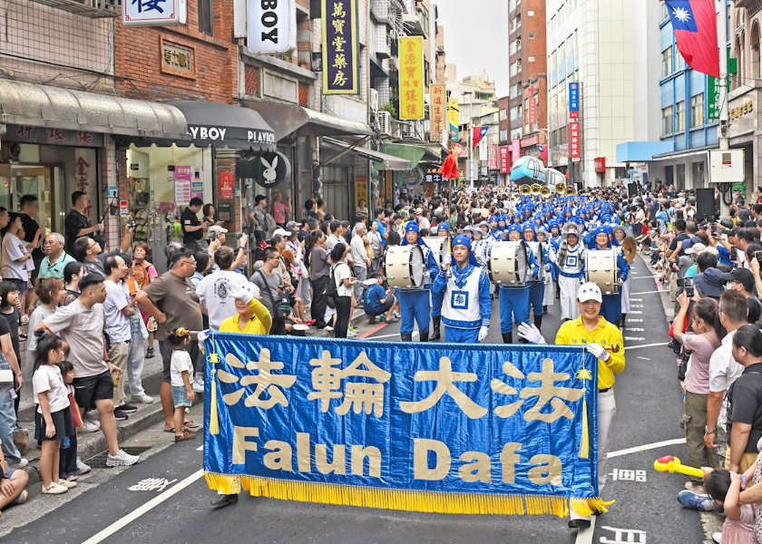 Image for article Taiwan: Il gruppo della Falun Dafa si esibisce alla parata del Carnevale delle Arti di Tamsui