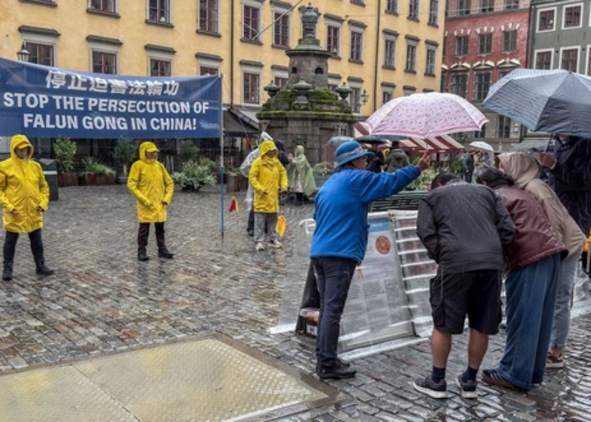 Image for article Stoccolma: Persone firmano una petizione per porre fine alla persecuzione durante un evento davanti al Museo del Premio Nobel