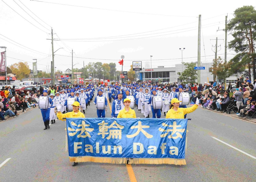 Image for article Waterloo, Canada: La Tian Guo Marching Band si esibisce alla parata del Giorno del Ringraziamento dell’Oktoberfest