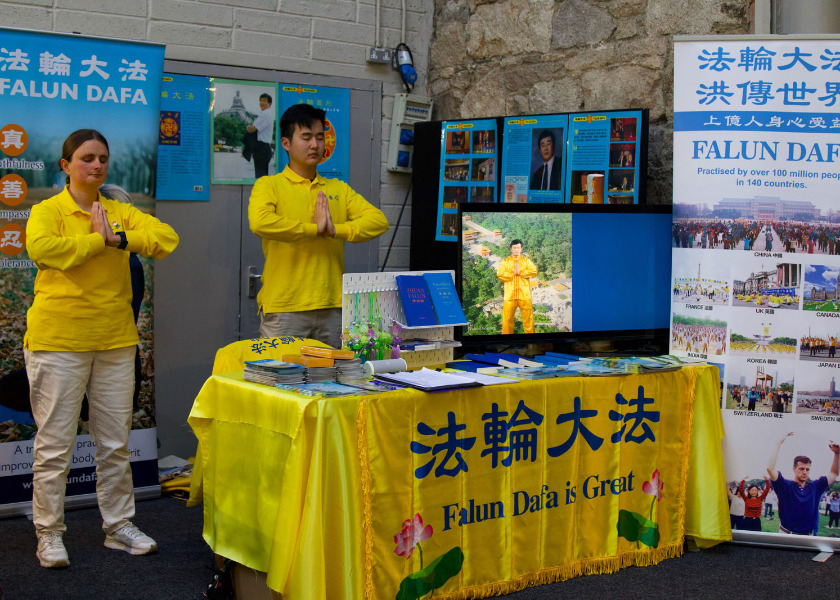 Image for article I visitatori imparano gli esercizi del Falun Gong a una fiera dedicata alla salute in Irlanda