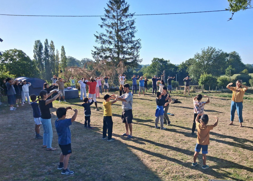 Image for article Gli studenti si divertono al campo estivo di Minghui in Normandia, Francia