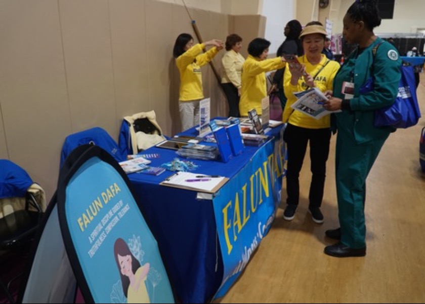 Image for article Le partecipanti alla Fiera sulla salute e il benessere delle donne a Filadelfia provano gli esercizi del Falun Gong