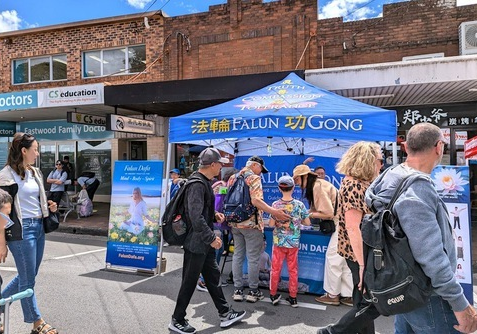 Image for article Australia: La gente scopre il Falun Gong al Granny Smith Festival di Sydney