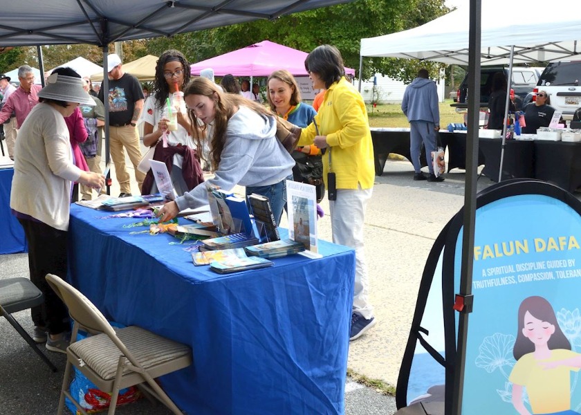 Image for article Presentazione della Falun Dafa all’Apple Scrapple Festival