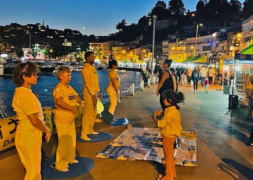 Image for article Istanbul, Turchia: Le persone scoprono la Falun Dafa durante un evento a Tarabya